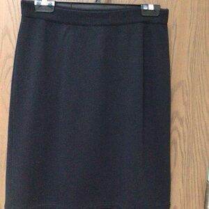 St. John black Santana knit skirt classic wool blend, kneelength, sz M